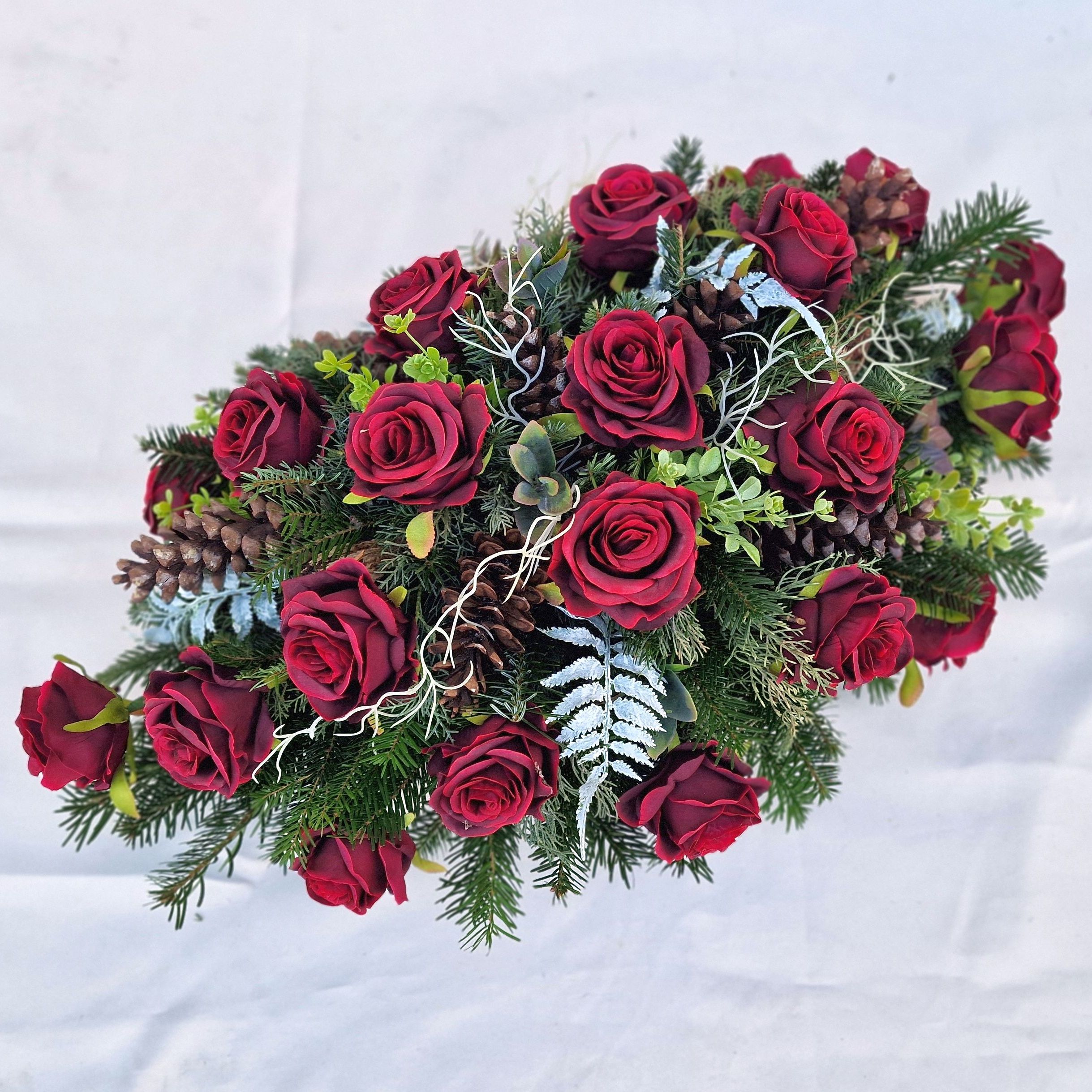 Koszorú - SELYEMVIRÁGOS Vörös rózsás sírdísz koszorú