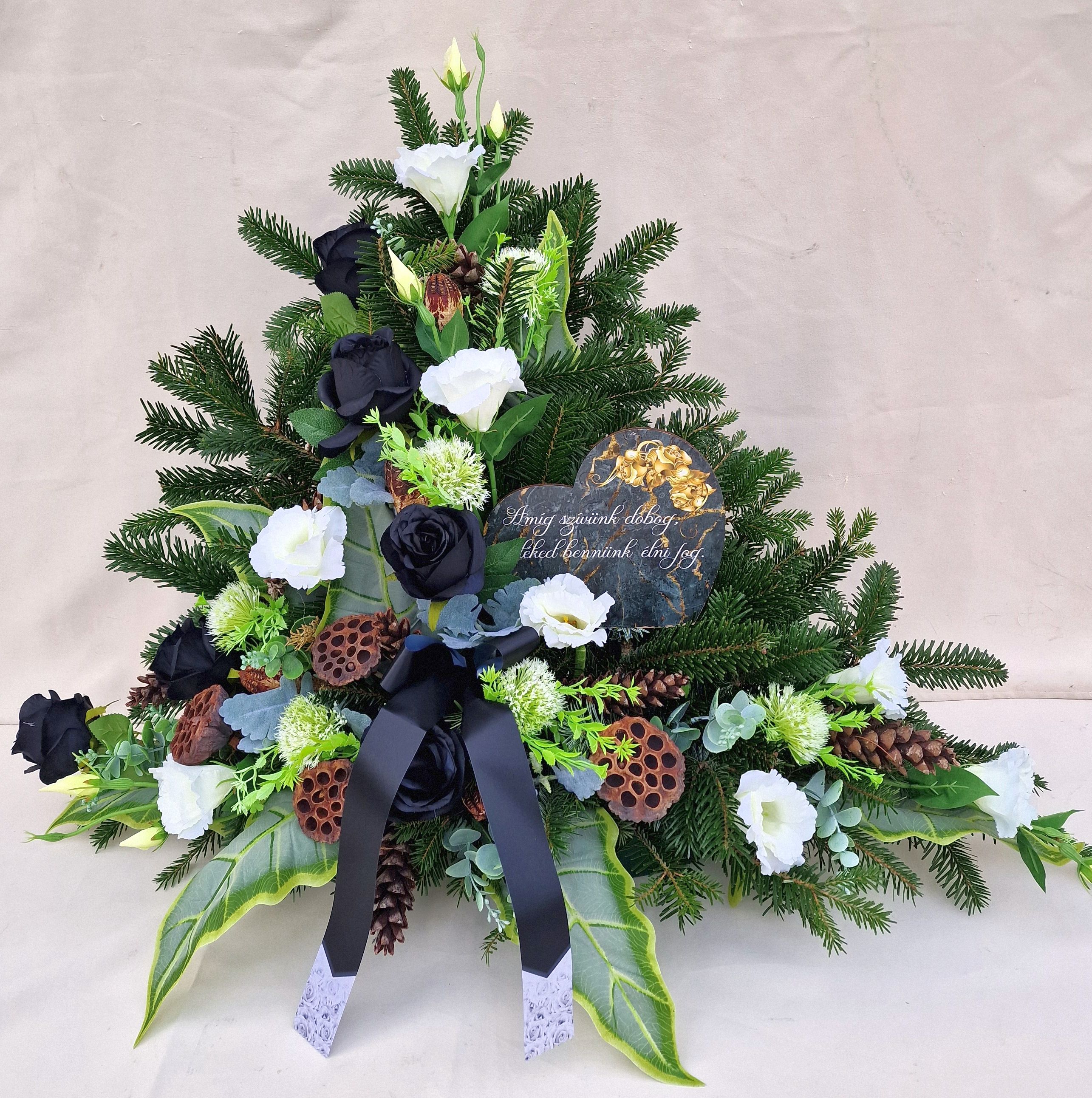Koszorú - SELYEMVIRÁGOS Fekete-fehér álló koszorú